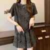 Conjunto estiloso de duas peças com rasgos e strass para o verão, conjunto casual de shorts plus size para mulheres, cor cinza