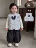 Conjunto de Abrigo Invernal para Bebés y Niños Pequeños Bebé de un Año Invierno Chaleco de Felpa 90 Pantalones Largos a Cuadros Conjunto de Tres Piezas Ropa de Invierno para Niños