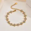 Pulsera de trébol de cuatro hojas estilo francés transfronteriza europea y americana, lujo ligero con un toque de alta gama, llena de piedras de circonita, joyería de acero inoxidable