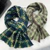 Bufanda tejida de lana 100% para otoño e invierno, pequeña bufanda de cuadros de seda plateada estilo Chanel para mujer, bufanda cálida con borlas largas dispersas