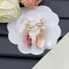 Pendientes de botón con letras y logo de marca de lujo europea y americana transfronteriza, versión de alta gama nueva, pendientes de trébol de cuatro hojas con aguja de plata para mujer, venta al por mayor