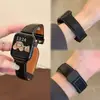 Patrón de manzana y lichi cierre plegable correa de cuero de doble cara para iWatch 11 10. La correa es negra con un cierre plateado, proporcionando transpirabilidad para la muñeca.