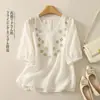 Toma real de la nueva camisa de algodón y lino para mujer de 2026 con bordado pesado, cuello en V de encaje elegante y diseño de jersey de manga media