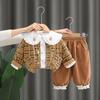 Primavera de 2025 novo jeans com listras para usar por baixo conjunto infantil de bebê moderno outono conjunto de 3 peças para meninos e meninas