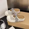 Novas tamancas de sola grossa para primavera e verão com design vazado, tamancos fechados para mulheres, tamancos versáteis e confortáveis da moda 2026