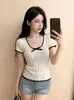 Top de punto corto de manga corta con lazo de encaje y bloques de color estilo americano para mujer, verano 2026, top corto ajustado tipo 'hot girl' con hombros normales