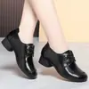 Zapatos de una sola pieza de punta redonda Retro de cuero suave de boca profunda para mujer de color sólido simple negro con cordones de tacón grueso suela blanda cómodos zapatos para mamá de mediana edad