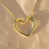 Colar Pequeno Torcido Saina Simples e Versátil Amor Coração Design para Mulheres Corrente de Clavícula