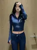 AL *Chaqueta deportiva corta, ajustada, con capucha, cintura con cordón y pantalón de yoga ligeramente acampanado y amigable con la piel
