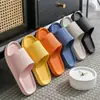 Pantuflas de suela gruesa para el hogar, sandalias y pantuflas al por mayor, pantuflas de suela blanda para parejas, pantuflas para mujer, pantuflas antideslizantes para el baño