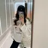 Camiseta de manga larga de oso de peluche color crema estilo retro americano para mujer, nuevo estilo primavera/otoño, corte holgado, estilo novio, top básico casual