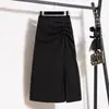 Falda midi negra para mujer, con una caída sofisticada, una abertura y un diseño de cintura alta, perfecta para el verano de 2024. Este nuevo estilo es favorecedor y crea un efecto adelgazante con su diseño plisado.