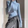 Camiseta base de punto azul de cuello semi-alto para mujer, suéter suave de otoño de alta gama ajustado, capa interior con un ambiente en tono té