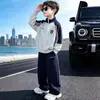 Conjunto de otoño para niños 2026 nuevo estilo, ropa deportiva para niños mayores, conjunto casual de dos piezas moderno y elegante para otoño