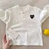 Camiseta de Manga Larga para Niños 2026 Otoño Temprano Nueva Marca Moderna para Niños Camiseta Base con Raya de Corazón para Bebés y Niños con Diseño de Media Cremallera