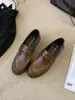 2026 sapatos casuais femininos de couro com salto grosso, estilo old money, slip-on plissado, bico redondo, estilo britânico