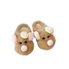 Zapatillas de algodón suaves y lindas con forma de ratón peludo, nuevo modelo otoño e invierno 2026, elegantes y versátiles para usar en exteriores, adorables zapatos peludos