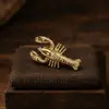 Item Popular Transfronteiriço Europeu e Americano: Broche de Lagosta Estilo Férias no Oceano para Mulheres, Estilo Minimalista Retrô Simples, Acessório Único da Moda