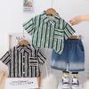 Guapo Niño Camisa Vertical Traje de Manga Corta 2025 Verano Nuevo Niño Combinación con Pantalones Cortos de Mezclilla Conjunto de Dos Piezas