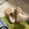 Novos Sapatos Birkenstock Pequenos com Sola Grossa Super Populares 2023 Preguiçosos Aumentadores de Altura Mola Slip-On Chinelos Internos para Mulheres Versão Coreana