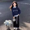 Conjunto Trendy de Sudaderas con Capucha de Bloques de Color Rayados y Parches Estilo Retro a Cuadros para Niña Viva y Energética, con Pantalones Casuales