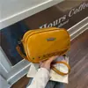 Bolso de hombro estilo coreano, personalizado, con tachuelas, moderno y práctico para ir al trabajo en 2026 - un bolso cruzado tipo almohada, moderno, casual y espacioso