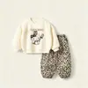 Conjunto de niña dulce 2026 primavera y otoño nuevo sudadera de dibujos animados pantalones jogger con estampado de leopardo conjunto de dos piezas ins suave y lindo