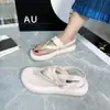 Sandálias para Mulheres 2026 Verão Novo Estilo Salto Baixo Estilo Chanel Versátil Fashionável Sapatos Romanos Antiderrapantes Chinelos de Praia para Mulheres