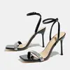 Sandalias de Moda Primavera/Verano 2024 de Punta Cuadrada con Correa al Tobillo de Tacón Medio con Pedrería Color Sólido Tacones Altos Finos Zapatos de Mujer Estilo Europeo y Americano