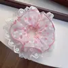 Scrunchie Floral com Borda Azul para Cabelo, com um Design de Alto Padrão, Estiloso e Moderno