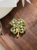 Broche Exquisito e Fashion de Zircônia Completa em Forma de Trevo de Quatro Folhas, Design Retrô Britânico, Acessório para Terno e Vestido, Corsage, Alfinete para Suéter e Casaco