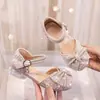 Sandalias de Moda para Niñas con Lazo de Pedrería y Tacón Grueso de Punta Cerrada Verano 2026 Nuevas Sandalias Versátiles para Exteriores para Niños