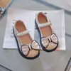 Sapatos Infantis de Couro Doce com Pérolas 2026 Estilo Novo de Início de Outono Sapatos Rasos Fofos de Ursinho com Laço para Meninas Venda por Atacado