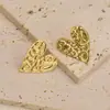 Pendientes Dorados en Forma de Corazón Estilo Europeo y Americano, Pendientes de Botón de Alta Gama para Mujer, Pendientes de Acero Inoxidable de Lujo Ligero, Personalización Profesional de Joyería