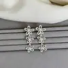 Brincos Minimalistas Vazados em Forma de Flor Estilo Coreano Agulha de Prata, Moda de Nicho, Brincos Elegantes com Sensação de Luxo Leve e Alto Padrão, Acessórios de Orelha Únicos