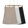 26 Conjunto de camisola de terciopelo negro con lunares estilo coreano de otoño, corte ajustado, cuello en U grande + minifalda de línea A