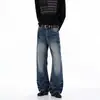 Estilo punk americano, Y2K leve, detalhes de rebite, azul mar profundo, lavagem desgastada, efeito olho de gato, perna reta, levemente flare, jeans, unissex