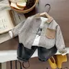Conjunto de tres piezas para bebé niño de otoño, con rayas verticales, solapa, bolsillo, conjunto retro de chaqueta y pantalón largo de mezclilla informal moderno