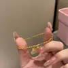 Tienda de Oro Mismo Estilo Cuentas de Oro Triturado, Pulsera Pequeña de Flor de Lirio del Valle, Diseño de Nicho, Lujo Ligero, Joyería Personalizada de Alta Gama