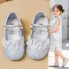Sapatos de cristal para meninas, sapatos de princesa com solas macias, novo modelo 2026, sapatos para apresentação de dança infantil, sapatos pequenos de couro para vestido étnico, leves