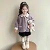 Chaqueta de pana morada con cuello de cordero estilo coreano para niñas Otoño/Invierno 2026 Nueva moda infantil Top para niña pequeña