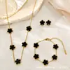 Nuevo Conjunto de Tres Piezas de Lujo de Nicho de Alta Gama, Collar, Pulsera y Pendientes de Acero de Titanio con Trébol de Cinco Hojas de Doble Cara para Mujer, Venta al por Mayor Transfronteriza