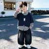 Conjunto de Camisa Falsa de Duas Peças para Meninos Primavera e Outono 2026 Outono Novo Conjunto de Moletom Infantil com Calça Jeans Curvada Tendência
