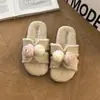Chinelos de pelúcia 3D de rosa, estilo coreano, gentis e elegantes, chinelos femininos de 2026 com sola macia e bico aberto, adequados para uso interno e externo, chinelos de algodão