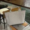 Bolsa Tote de Lona Listrada Feminina Grande Capacidade Ombro Único para o Dia a Dia Simples Versátil Nova Bolsa de Lona 2026