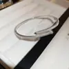 Pulseira Aberta Europeia e Americana Transfronteiriça de Zircônia Cravejada de Diamantes Pulseira Elegante de Alto Nível de Luxo Leve Nicho Versátil Joias da Moda para Mulheres