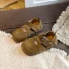 Sandálias estilosas Birkenstock para meninas, coleção primavera/outono 2026, com tiras cruzadas, solas macias e design retrô. Estes são sapatos Mary Jane da moda para meninas pequenas