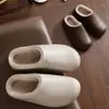 Chinelos de algodão para mulheres e casais, adequados para uso interno no inverno, com forro adicional de fleece para aquecimento, proporcionando uma sensação macia e confortável, e também disponíveis em tamanhos masculinos para outono e inverno.