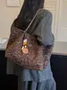 Bolso tote nuevo de estampado de leopardo 2026, gran capacidad, adecuado para ir al trabajo, bolso de hombro elegante y versátil, que irradia un ambiente sofisticado y retro