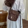 Nova bolsa selim estampada de leopardo, camurça, popular no outono de 2026, bolsa de ombro feminina da moda, bolsa transversal versátil de grande capacidade